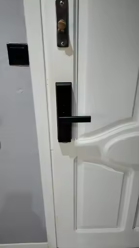 CATCHFACE P12 smart lock installed on a customer door