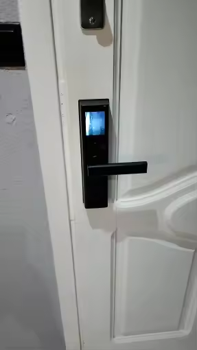 CATCHFACE P12 smart lock screen in use