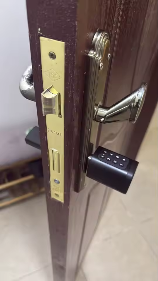 CATCHFACE V1 smart cylinder installed on a customer door